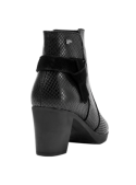 Botín de cuero negro femenino, estilo urbano y chic, con detalles laterales que complementan un look moderno y elegante.
