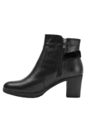 Botín negro de cuero para mujer, sofisticado y cómodo, con taco medio y diseño clásico, adecuado para la oficina.