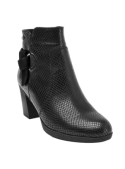 Elegante botín de cuero negro para mujer, ideal para un look urbano chic, con taco medio y hebilla decorativa.