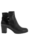 Botín de cuero negro para mujer, estilo casual y sofisticado, con diseño entrecruzado y detalles decorativos en el lateral.