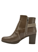 Botín casual de cuero marrón para mujer, con detalles laterales, ideal para combinar con jeans o falda lápiz.