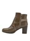 Botín casual de cuero marrón para mujer, con detalles laterales, ideal para combinar con jeans o falda lápiz.