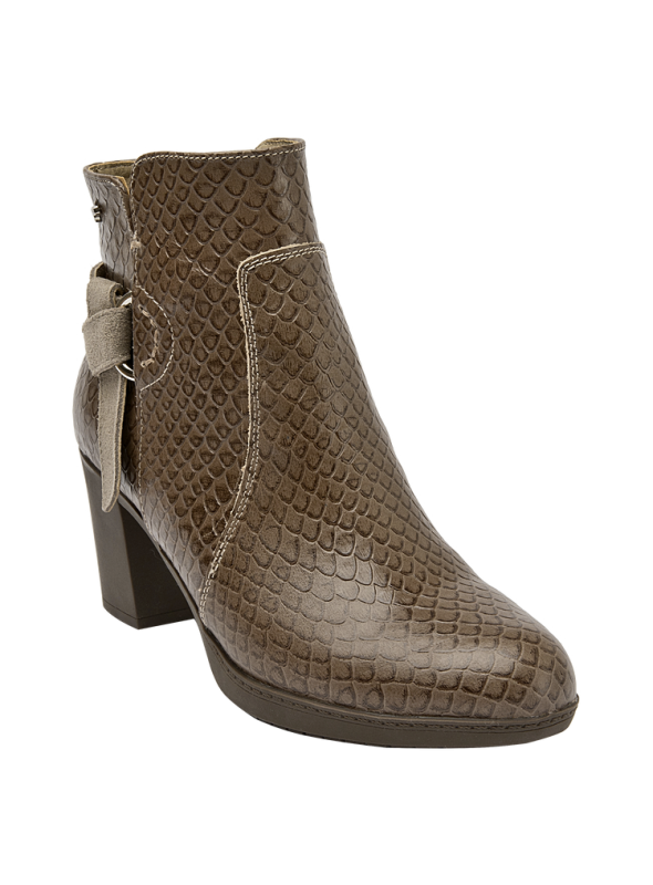 Elegante botín de cuero negro para mujer, ideal para un look urbano chic, con taco medio y hebilla decorativa.