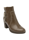 Botín de cuero marrón para mujer, con taco medio y hebilla lateral, ideal para un look moderno y sofisticado.