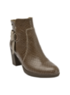 Botín de cuero marrón para mujer, con taco medio y hebilla lateral, ideal para un look moderno y sofisticado.
