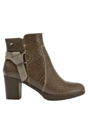 Botín marrón de mujer en cuero, estilo casual y urbano chic, con diseño entrecruzado y detalles laterales elegantes.