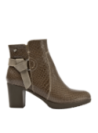 Botín marrón de mujer en cuero, estilo casual y urbano chic, con diseño entrecruzado y detalles laterales elegantes.