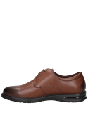 Elegante zapato derby de cuero café con taco plano para hombre.