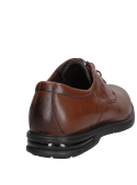 Textura y acabado en cuero café de zapato derby casual para hombre.