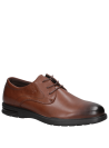 Detalle del diseño en cuero café del zapato derby casual para hombre.
