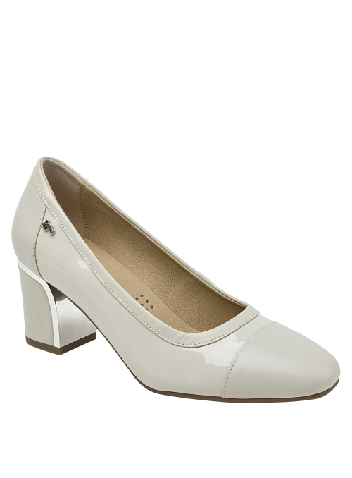 Calzado de mujer en cuero blanco charol, estilo clásico con detalle brogue, versátil para eventos profesionales y sociales.
