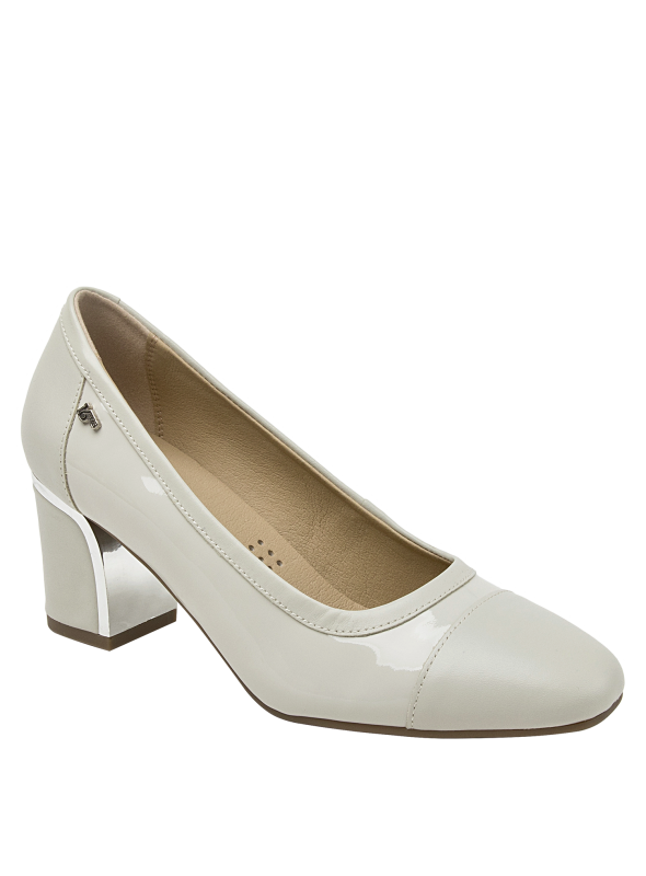 Calzado de mujer en cuero blanco charol, estilo clásico con detalle brogue, versátil para eventos profesionales y sociales.