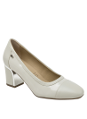 Calzado de mujer en cuero blanco charol, estilo clásico con detalle brogue, versátil para eventos profesionales y sociales.