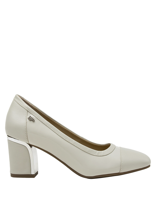 Calzado de mujer en cuero blanco charol, estilo clásico con detalle brogue, versátil para eventos profesionales y sociales.