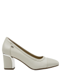 Elegante zapato femenino de cuero blanco charol, con tacón cuadrado y diseño atemporal, ideal para reuniones formales.