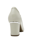 Zapato de cuero blanco charol para mujer, estilo clásico con detalle brogue, perfecto para ocasiones semiformales.