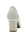 Zapato de cuero blanco charol para mujer, estilo clásico con detalle brogue, perfecto para ocasiones semiformales.
