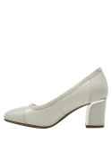 Calzado femenino formal en cuero blanco charol, ideal para eventos elegantes con su diseño sofisticado y tacón estable.