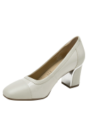Zapato de mujer blanco de charol en cuero, diseño elegante y clásico con tacón cuadrado y detalle brogue decorativo.