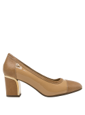 Zapato sofisticado de cuero camel charol para mujer, con diseño brogue y tacón cuadrado, versátil para reuniones de trabajo.
