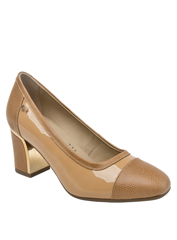 Calzado de mujer en cuero blanco charol, estilo clásico con detalle brogue, versátil para eventos profesionales y sociales.