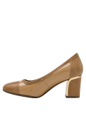 Zapato cerrado de cuero camel charol para mujer, diseño brogue y tacón cuadrado, ideal para reuniones formales.