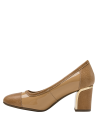 Zapato cerrado de cuero camel charol para mujer, diseño brogue y tacón cuadrado, ideal para reuniones formales.