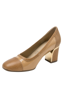 Zapato de mujer camel en charol, estilo formal con brogue y tacón cuadrado, ideal para eventos elegantes.