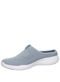 zapato urbano celeste para mujer con punta redonda y forro textil.