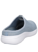 zapatilla de mujer en color celeste, combinación de cuero y textil, estilo moderno.