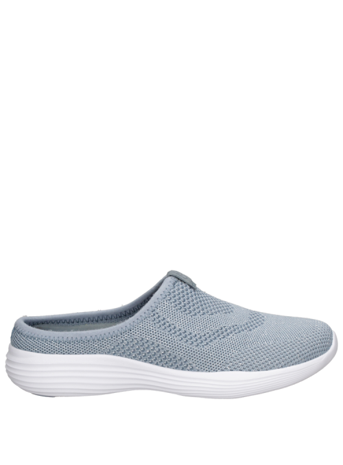 zapatilla celeste urbana para mujer en cuero y textil, ideal para actividades diarias.