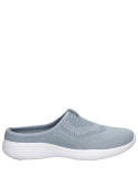calzado celeste con taco plano de 3.8 cm, estilo urbano y diseño juvenil.