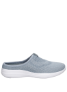calzado celeste con taco plano de 3.8 cm, estilo urbano y diseño juvenil.