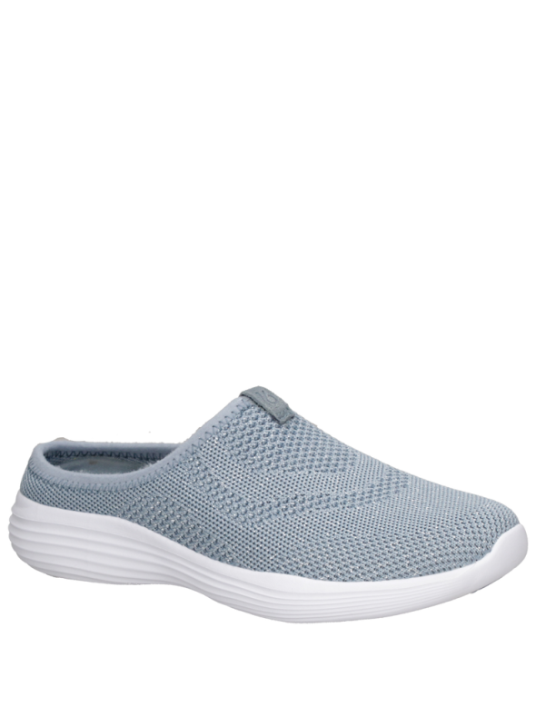 zapatilla celeste urbana para mujer en cuero y textil, ideal para actividades diarias.