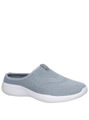 zapatilla celeste urbana para mujer en cuero y textil, ideal para actividades diarias.