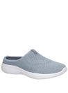 zapatilla celeste urbana para mujer en cuero y textil, ideal para actividades diarias.