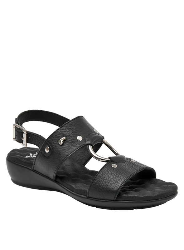 Sandalia camel de cuero con taco plano, comodidad y frescura para el uso diario.