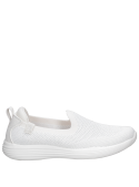 Zapatilla femenina blanca, taco plano de 3.8 cm, diseño moderno y juvenil, perfecta para actividades cotidianas.