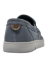 zapatilla azul de hombre versátil y funcional, con caña de 4 cm y diseño casual.