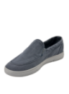 zapatilla azul masculina con taco plano de 3 cm y punta redonda para mayor confort.