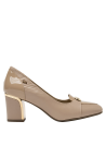 Vista del taco bloque de 6.5 cm en el zapato beige de cuero casual para mujer.