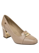 Zapato de cuero beige con forro de poliuretano, ideal para uso diario.