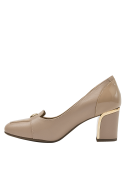 Detalle del zapato beige de cuero, mostrando su diseño delicado y cómodo.