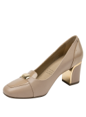 Zapato beige casual de cuero para mujer con taco bloque de 6.5 cm y punta redonda.