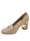 Zapato beige casual de cuero para mujer con taco bloque de 6.5 cm y punta redonda.