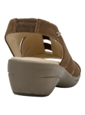 Sandalia de cuero café para mujer, diseño resistente y ligero, combina estilo y practicidad.