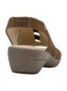 Sandalia de cuero café para mujer, diseño resistente y ligero, combina estilo y practicidad.