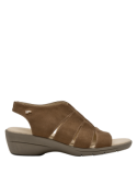 Sandalia de cuero café para mujer, estilo casual con punta abierta y taco cuña de 5 cm para mayor confort.