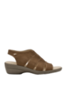 Sandalia de cuero café para mujer, estilo casual con punta abierta y taco cuña de 5 cm para mayor confort.