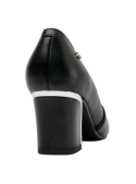 Zapato negro de cuero para mujer, perfecto para estilizar la figura sin perder comodidad.